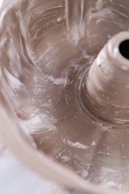 Karamelli elmalı kek pişirmek için yağlı kek tavası..