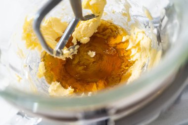 Yumuşak yulaflı kuru üzümlü cevizli kurabiyeler pişirmek için mutfak tezgahında karışımlar hazırlıyorum..