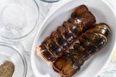 Düz yatıyordu. Sarımsaklı ıstakoz kuyruğu hazırlamak için cam karışımında ölçülmüş malzemeler..