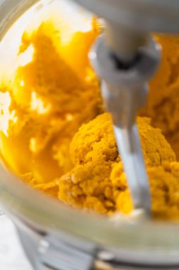 Limon jöleli limonlu kurabiye. Limon dilimleri ve limon jöleli kurabiyeler pişirmek için mutfak mikserinde malzemeler karıştırılıyor..