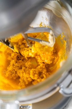 Limon jöleli limonlu kurabiye. Limon dilimleri ve limon jöleli kurabiyeler pişirmek için mutfak mikserinde malzemeler karıştırılıyor..