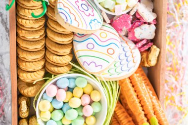 Paskalya şekerleri, kurabiyeler ve şekerlemelerle şarküteri kurulumu.