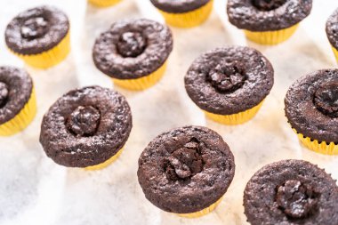 Çikolatalı kekleri çikolatalı ganache ile dolduruyorum..