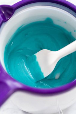 Çikolata erir, çikolatayı eritir, çikolatayı eritir, çikolatayı hazırlar..