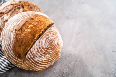 Taze fırınlanmış buğday ekmeği ekmeği ve ekmek koruma sepetinden işaretler..