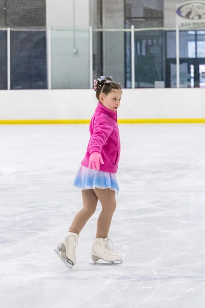 Kleines Mädchen Übt Eiskunstlauf Der Eishalle — Stockfoto