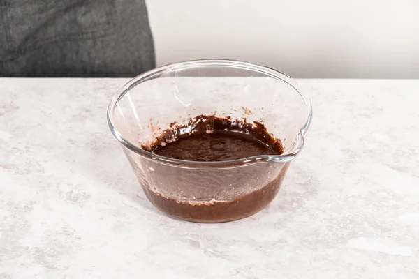 유니콘 무지개 초콜릿 케이크굽는 재료를 혼합하는 — 스톡 사진