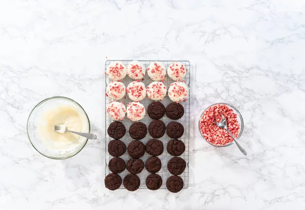 Lapos Fekvés Csokis Sütik Belemártása Olvasztott Fehér Csokoládéba Borsmenta Fehér — Stock Fotó