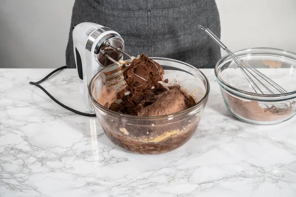 Blanda Ingredienser Stor Glasskål För Att Baka Pepparmynta Vita Chokladkakor — Stockfoto