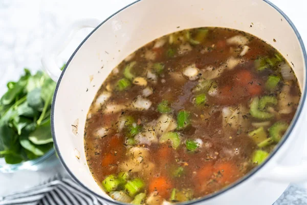 Cocinar Sopa Vegetariana Frijol Blanco Horno Holandés Hierro Fundido — Foto de Stock