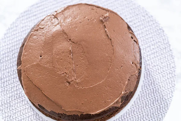 Cobrindo Bolo Chocolate Com Uma Camada Migalha Cobertura Creme Manteiga — Fotografia de Stock
