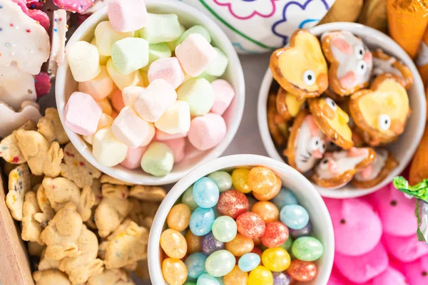 Montáž Charcuterie Desky Velikonočními Bonbóny Sušenkami Marshmallows — Stock fotografie