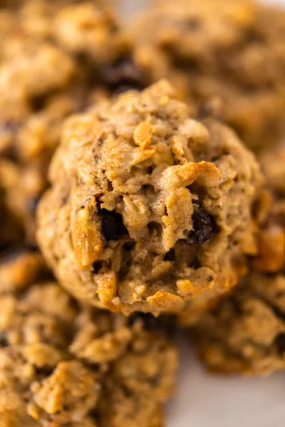 焼きたての柔らかいオートミールレーズンくるみクッキー — ストック写真