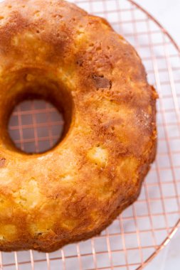 Mutfak tezgahında taze pişmiş elmalı kek..