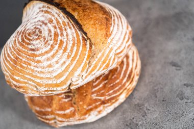 Taze fırınlanmış buğday ekmeği ekmeği ve ekmek koruma sepetinden işaretler..