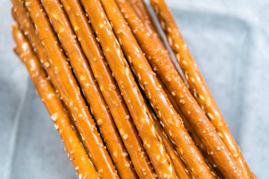 Havuç çikolatalı kraker hazırlamak için cam karıştırma kaselerinde bulunan malzemeler..