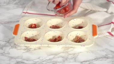 Adım adım. Pastırma ve peynirli kek yapmak için silikon kek tepsisi dolduruyorum..