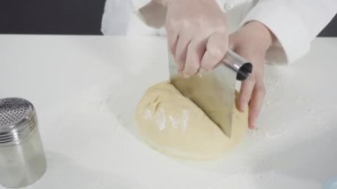 Ev yapımı ekşi ekmek ve mayalı ekmek.