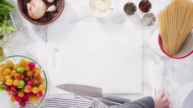 Zaman aşımı. Düz yatıyordu. Adım adım. Tek demlik makarna tarifi yapmak için beyaz bir kesim tahtasıyla sebze kesmek..