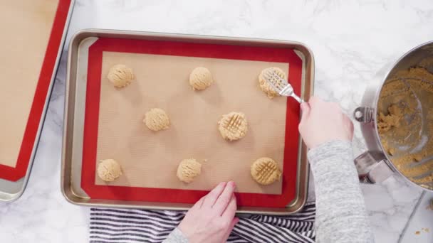 Deitado Passo Passo Escavar Massa Biscoitos Manteiga Amendoim Com Colher — Vídeo de Stock