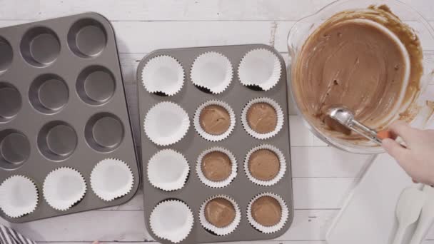 Piatto Scavare Impasto Nelle Fodere Dei Cupcake Cuocere Cupcake Lampone — Video Stock