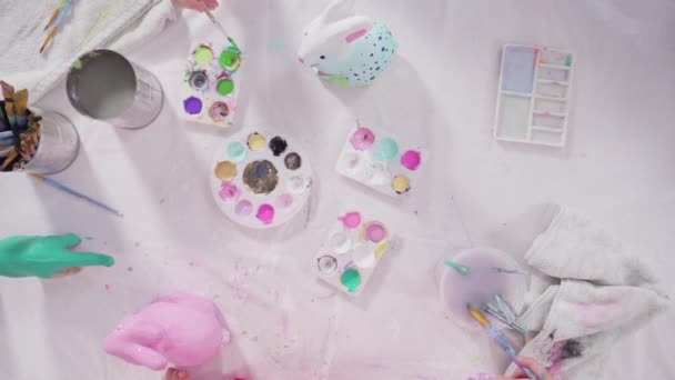 Flach Lag Kleines Mädchen Bemalt Papiermaché Figuren Mit Acrylfarbe Für — Stockvideo