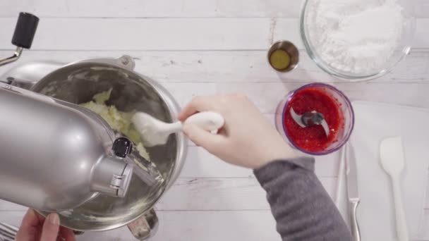 Plat Gelegd Bereiden Van Frambozenroom Kaas Boterroom Keukenmixer Voor Het — Stockvideo