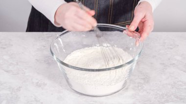 Adım adım. Hindistancevizli muzlu krep hazırlamak için cam karıştırma kabında malzemeleri karıştırıyorum..