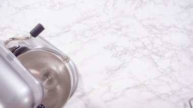 Düz yatıyordu. Adım adım. Kırmızı kadife kek pişirmek için..