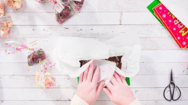 Düz yatıyordu. Adım adım. Ev yapımı şekerleme ve kurabiyeleri Noel hediyesi kutusuna koymak.