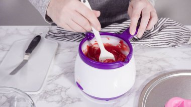 Adım adım. Çikolata kalıplı şekiller için erimiş kırmızı çikolata parçaları..