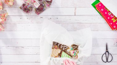 Düz yatıyordu. Adım adım. Ev yapımı şekerleme ve kurabiyeleri Noel hediyesi kutusuna koymak.