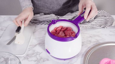 Adım adım. Çikolata kalıplı şekiller için erimiş kırmızı çikolata parçaları..