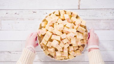 Düz yatıyordu. Adım adım. Şeker kamışı şekerlemesi beyaz servis tabağında küçük küp şeklinde kesilmiş..