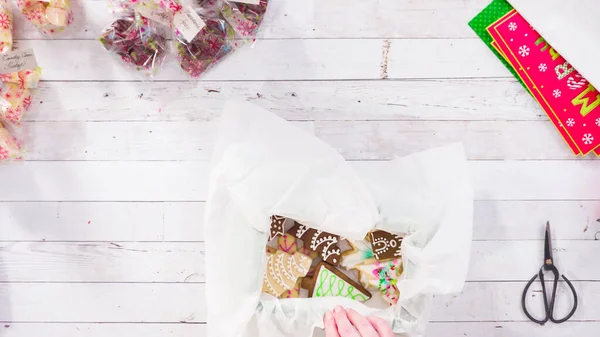 Düz yatıyordu. Adım adım. Ev yapımı şekerleme ve kurabiyeleri Noel hediyesi kutusuna koymak.