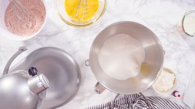 Düz yatıyordu. Adım adım. Kırmızı kadife kekler pişirmek için mutfak mikserinin malzemelerini karıştırıyorum..