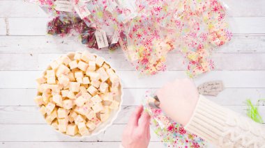 Düz yatıyordu. Adım adım. Ev yapımı şekerleme paketleri küçük hediye paketlerine konuyor..