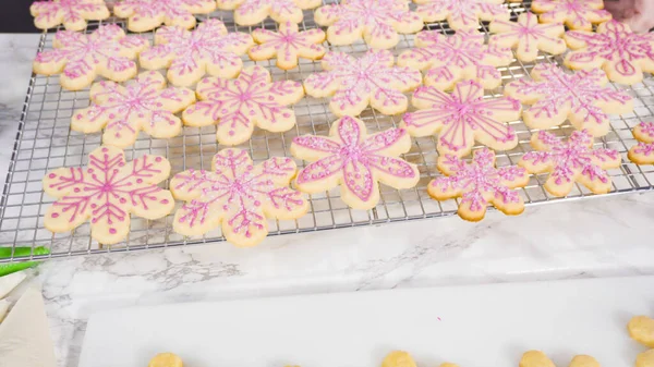 Krok Krokem Ledové Cukrové Sušenky Tvaru Vločky Růžovou Královskou Polevou — Stock fotografie