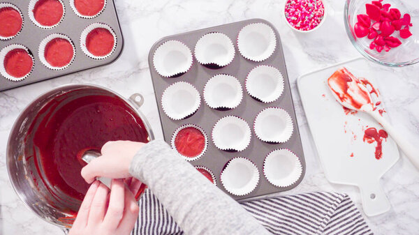Плоский лежал. Шаг за шагом. Сбор кексовое тесто в фольгу кексы чашки, чтобы испечь красный бархатный кексы.