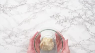 Düz yatıyordu. Adım adım. Ev yapımı ekmek pişirmek için küçük bir tencerede tangzhong hazırlıyorum..