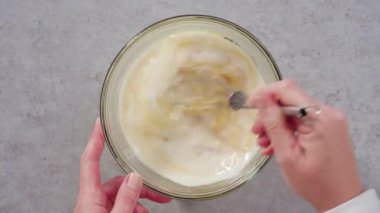 Zaman aşımı. Adım adım. Düz yatıyordu. Kabaklı gözleme yapmak için bardaktaki malzemeleri karıştırıyorum..