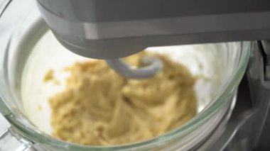 Adım adım. Ev yapımı brioche çörekleri pişirmek için mutfak mikserindeki malzemeleri karıştırıyorum..