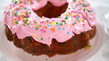 Zaman aşımı. Pembe tereyağlı pasta dilimlenmiş funfettti demetinde pasta ve içi tereyağlı krema dolu..