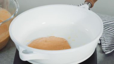 Adım adım. Kızarmış balkabaklı krep kızartma tavasında hamuru..