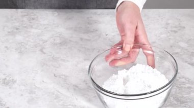 Adım adım. Krem peynirli krema hazırlamak için karıştırma kabındaki malzemeleri karıştırıyorum..