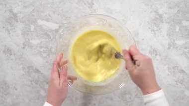 Düz yatıyordu. Adım adım. Kırmızı kadife kek hazırlamak için karıştırma kabındaki malzemeleri karıştırıyorum..