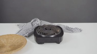 Dökme demir tavada ev yapımı ekmek hazırlıyorum..