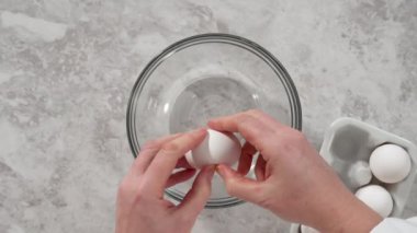 Düz yatıyordu. Fünyeli kek pişirmek için karıştırma kabındaki malzemeleri karıştırıyorum..