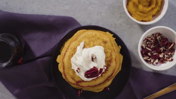 Stap Voor Stap Plat Gelegd Stapel Verse Pompoen Pannenkoeken Een — Stockvideo