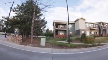 Denver, Colorado, ABD-19 Temmuz 2020 - Bir yaz sabahı tipik banliyö manzarası.